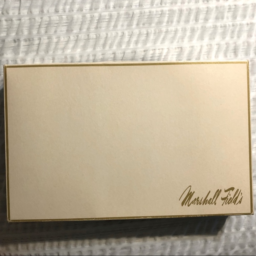 MARSHALL FIELD’S GIFT BOX vintage offwhite color with gold border size22x12 GUC - Picture 11 of 13